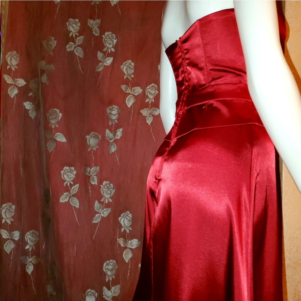 ❤NWOT- Gorgeous Red Satin Strapless Gown w/ Belted Waist ❤ - Picture 13 of 15